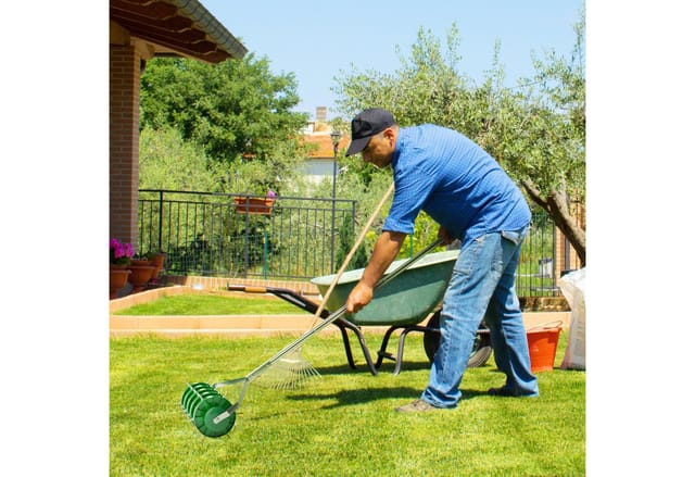Outsunny Gartenpflege-Set Rasenlüfter, Aerifizierer für Rasen, manuell, mit 30 Eisenspikes, 45cm Breite, für Höfe Rasen