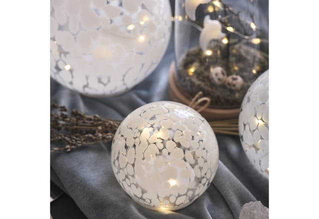 10 cm LED-Glaskugel mit Timer aus Konfettiglas