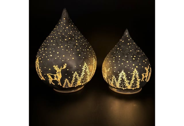 Online-Fuchs LED Dekolicht 2 Glastropfen im Frosty-Stil mit Timer - Stimmungslicht Winterwald, Lichterkette im Dauerleuchten oder seichten Funkeleffekt, warmweiß, Dekoration für Herbst, Winter und Weihnachten