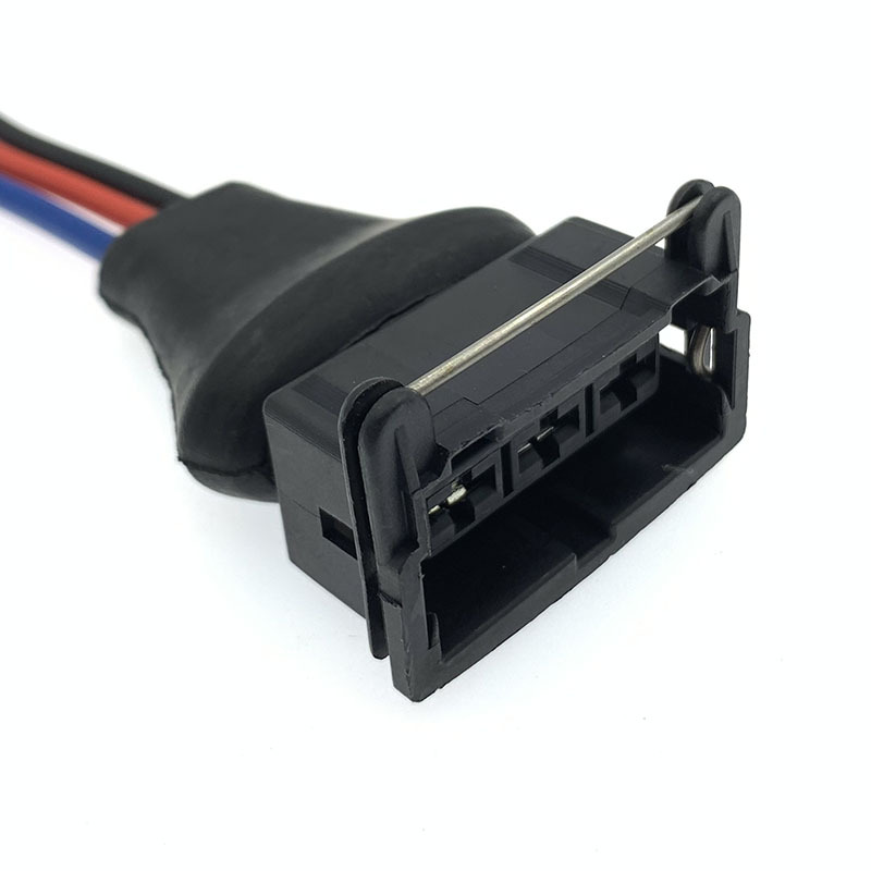 Stecker Mit Klemmen Für Den Kabelbaum Eines Kfz-lüftermotors