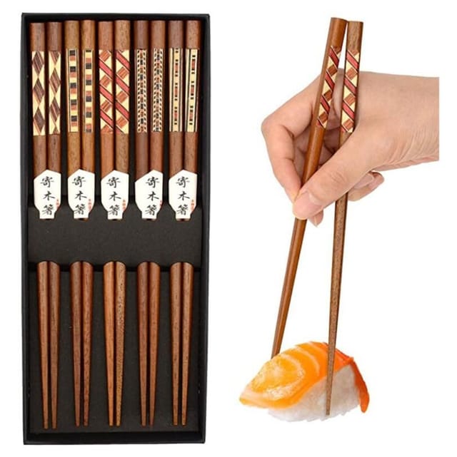 Set Mit 5 Paar Handgeschnitzten Essstäbchen, Jedes Mit Einem Anderen Muster, In Einer Schachtel
