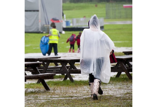 Relaxdays - Regenponcho Einweg, 10er Set, Einmal Regencape Mit Kapuze, Für Erwachsene, Notfallponcho Damen & Herren, Rot