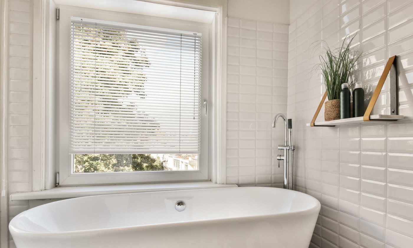 Sonello Jalousie Klemmfix ohne u. mit Bohren 35cm x 130cm Weiß Aluminium Jalousette, Klemmfix, Inkl. Halterung für Decken- u. Wandmontage Alu Jalousie Fenster u. Tür, Blickdicht freihängend Bild 5