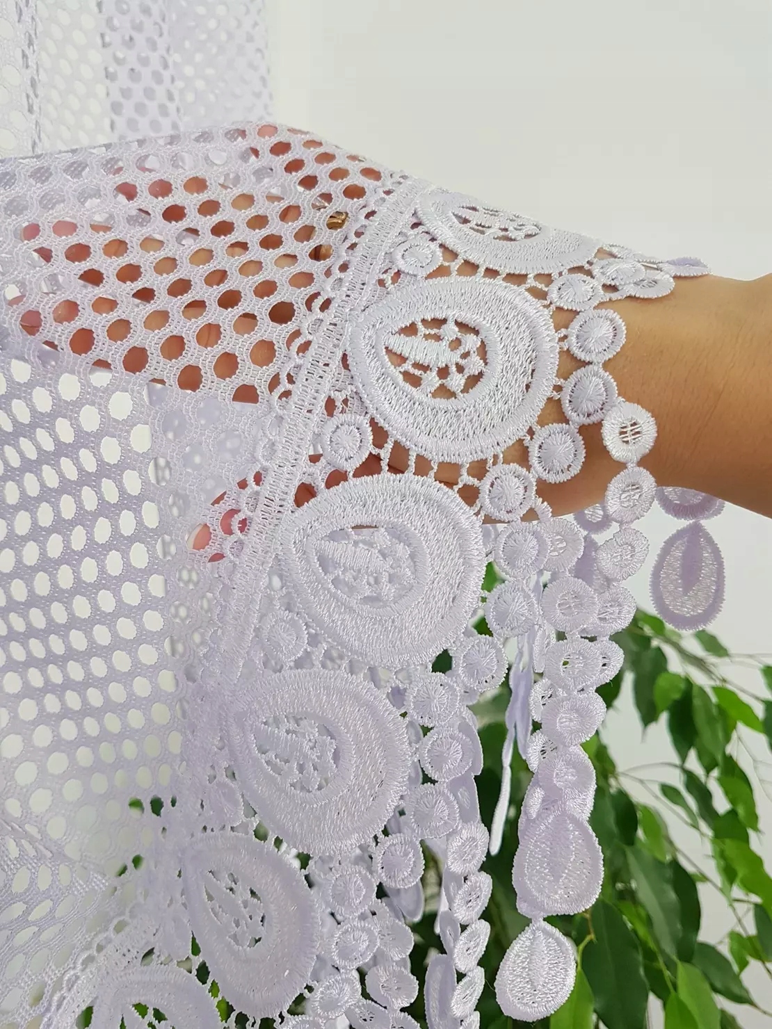 Ein Kurzer Netzvorhang, Verziert Mit Guipure-spitze