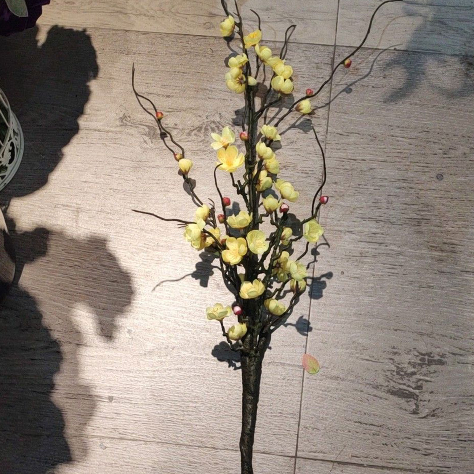 Künstlicher Pflaumenzweig 127 Cm, Rote Blüten 4 Cm, Seidenlaub, Metalldrahtstiel, Gefaltete Opp-verpackung Unter 60 Cm, Realistische Haptik.