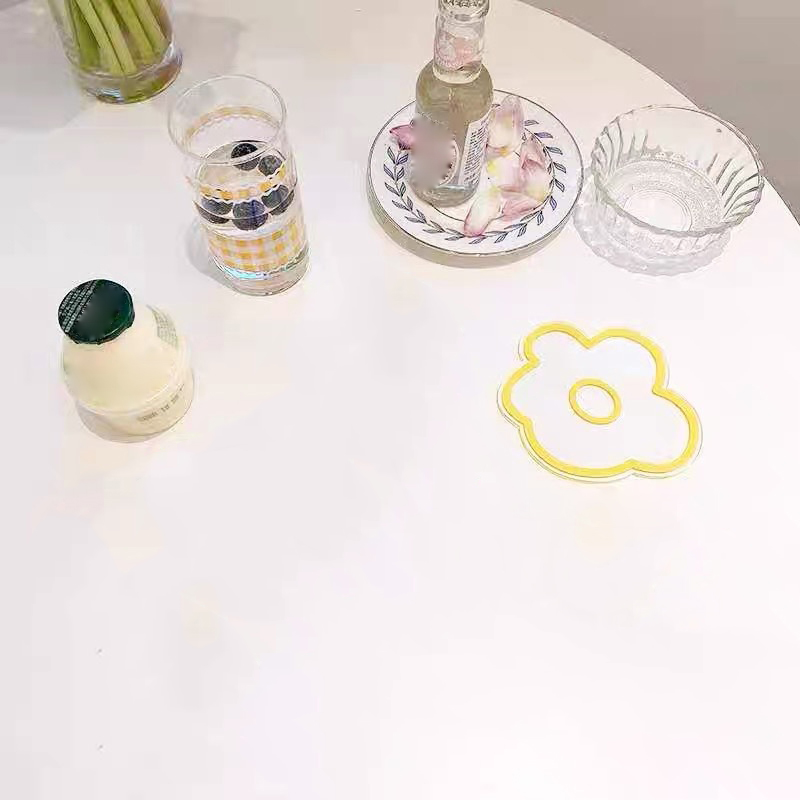 Acryl-untersetzer Mit Gelbem Blumenmuster, Wärmeisolierend, Transparent, Stabil Und Rutschfest.