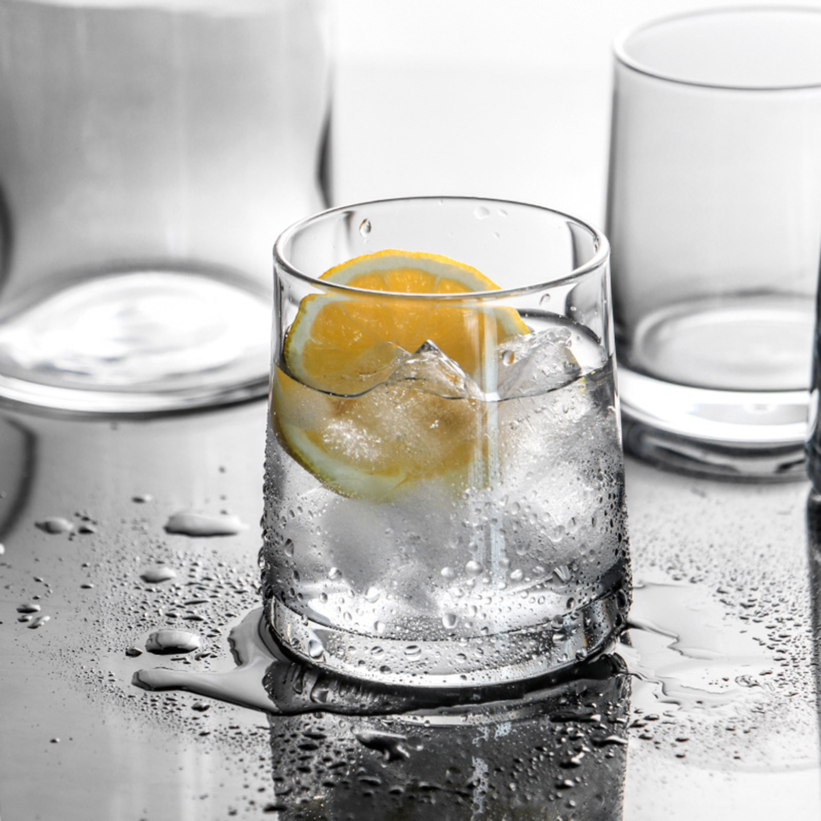 Set Aus Farbigen Glas-nachttischkrügen, 4 Tassen Mit Deckel, Fassungsvermögen 1200 Ml.