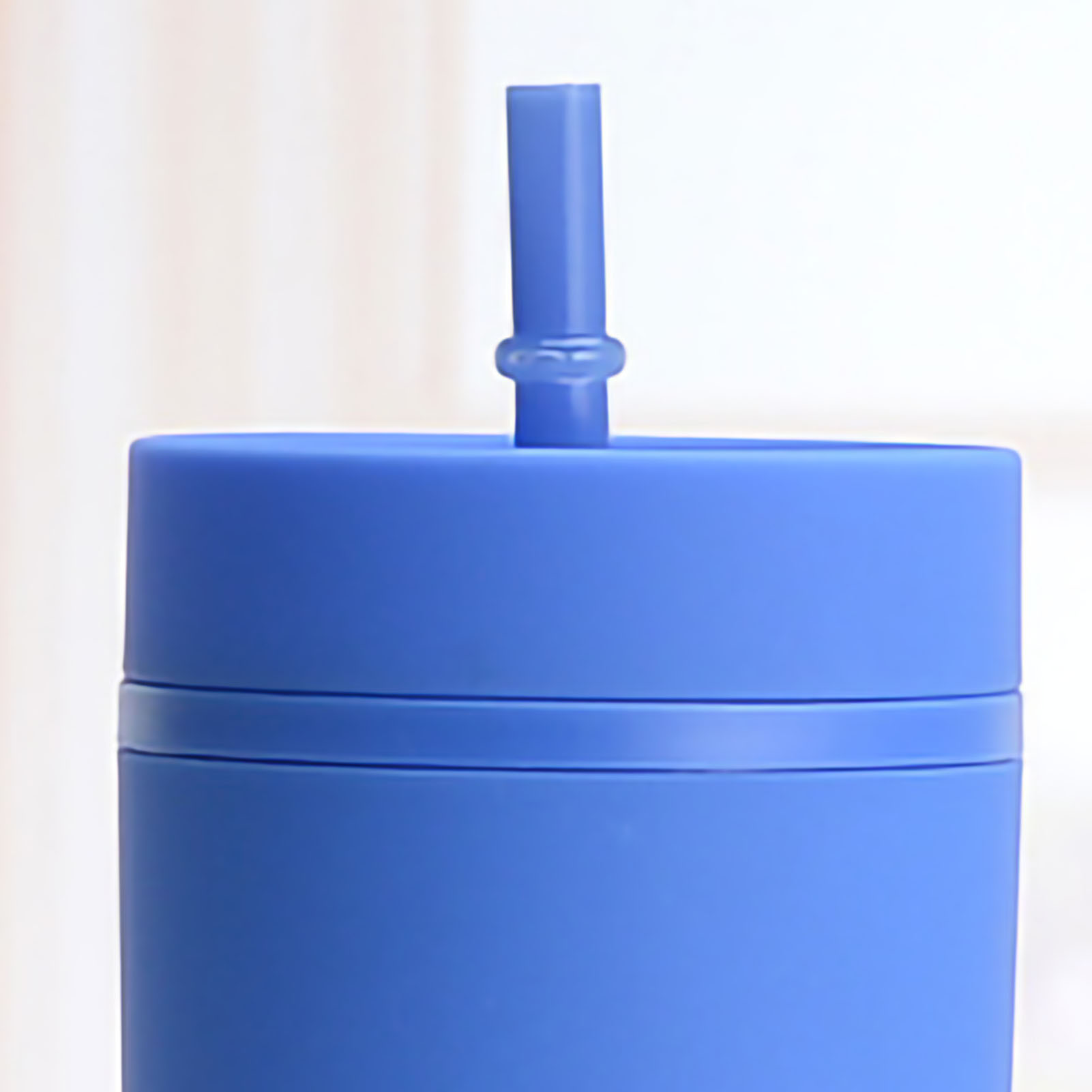 Bunter Plastikbecher Mit Strohhalm, Schlichtes Design Und Angenehme Haptik, Großes Fassungsvermögen (473 Ml), Blau.