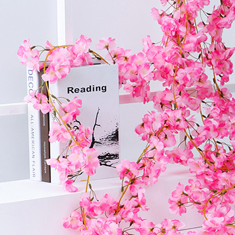 Künstliche Kirschblütengirlande (sakura) Mit Roten Rosen, Zur Dekoration Von Wohnräumen, Vom Schlafzimmer Bis Zum Büro.