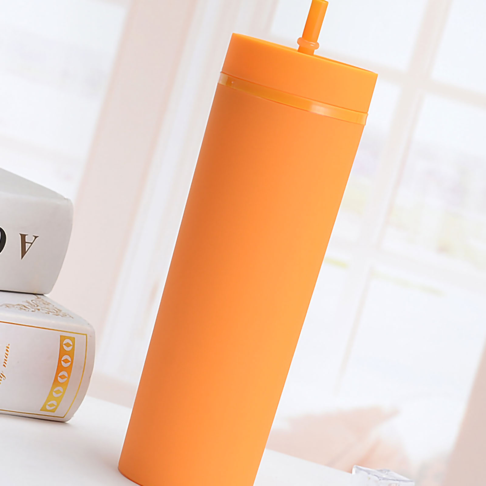 Bunter Plastikbecher Mit Strohhalm, Schlichtes Design Und Angenehme Haptik, Großes Fassungsvermögen (473 Ml), Orange.