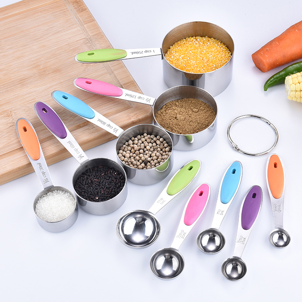Set Mit 10 Messbechern Und -löffeln Zum Backen Mit Waage