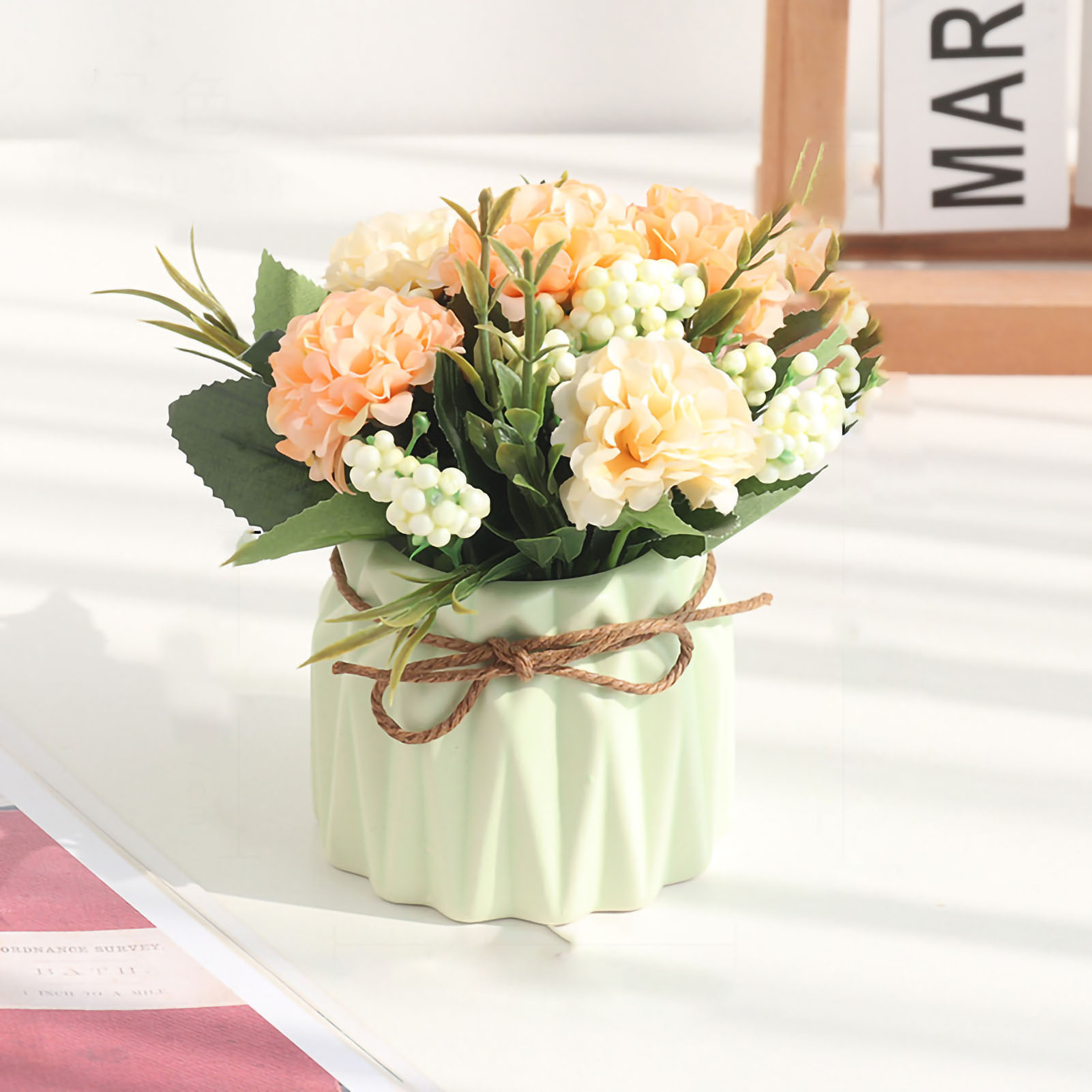 Strauß Künstlicher Hortensien Im Topf Mit Grüner Vase, Tischdekoration.