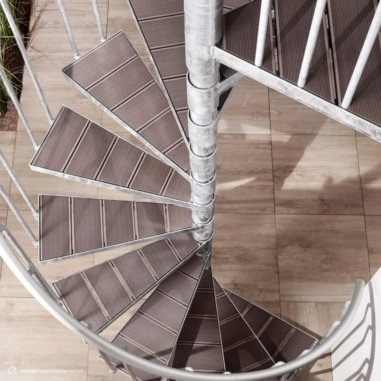 Treppen Intercon Außentreppe K2 Wendeltreppe Zink WPC Havanna-Braun Mit 12 Stufen + Podest Durchmesser 160 cm