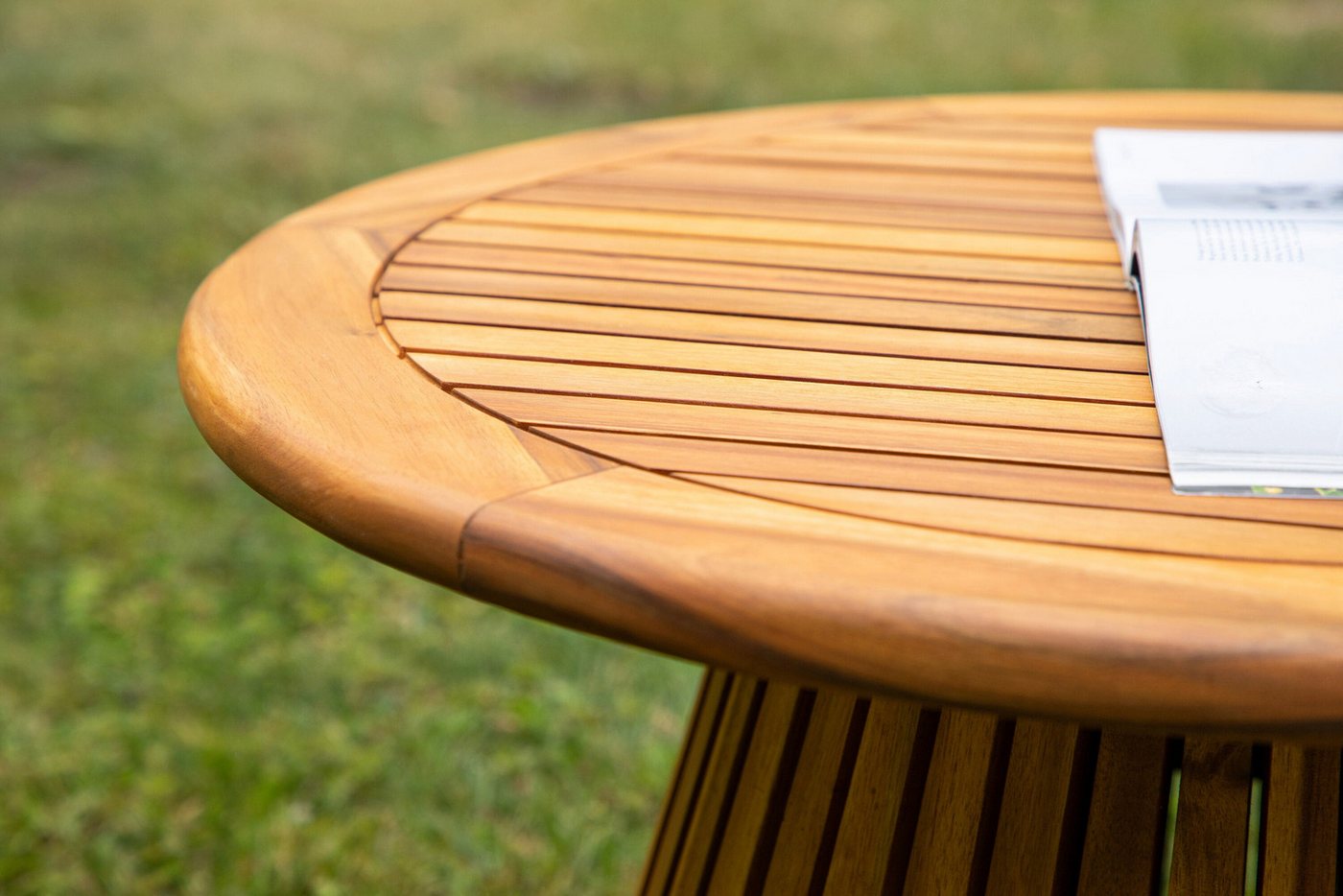 Luxusbetten24 Gartentisch Hewa, aus Teakholz in geriffelter Optik Bild 2