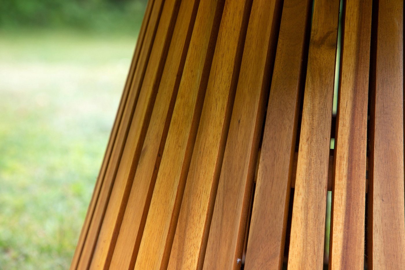 Luxusbetten24 Gartentisch Hewa, aus Teakholz in geriffelter Optik Bild 3