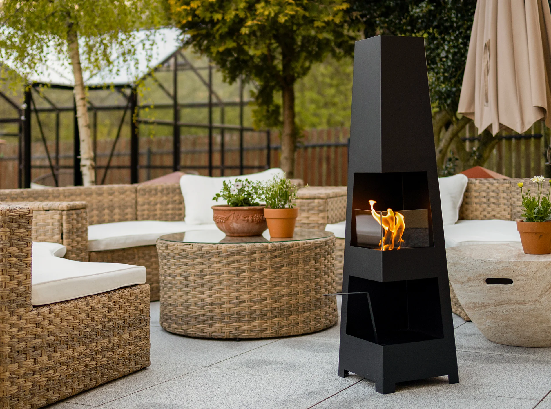 Bioethanol Standkamin Pyramid Garden Mit Sicherheitsglas, Edelstahlbrenner 0,7 L, Schwarz Matt