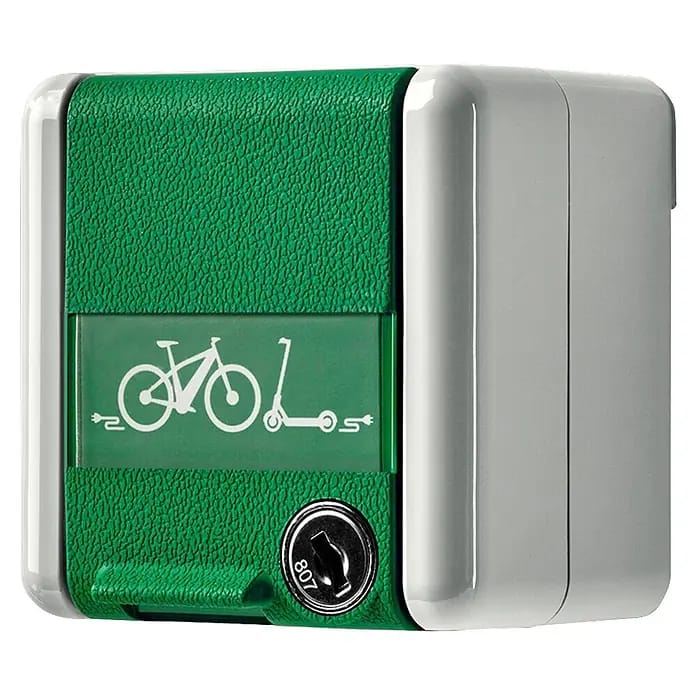 Jung Feuchtraum-Steckdose mit Schloss & E-Bike Ladesymbol (Grün, Grau, 1-fach, Ausrichtung Schalterprogramm: Horizontal, Aufputzmontage, IP44)
