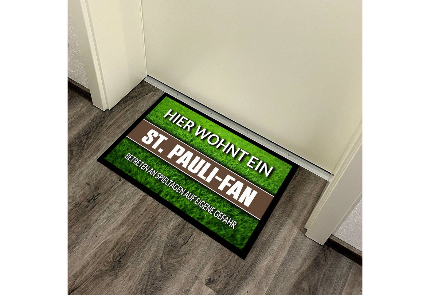Herzbotschaft Fußmatte Hier wohnt ein St. Pauli Fan - Betreten an Spieltagen auf eigene Gefah, Rasenoptik Türmatte für Fußballfans, 60x40cm, für innen und außen Bild 5