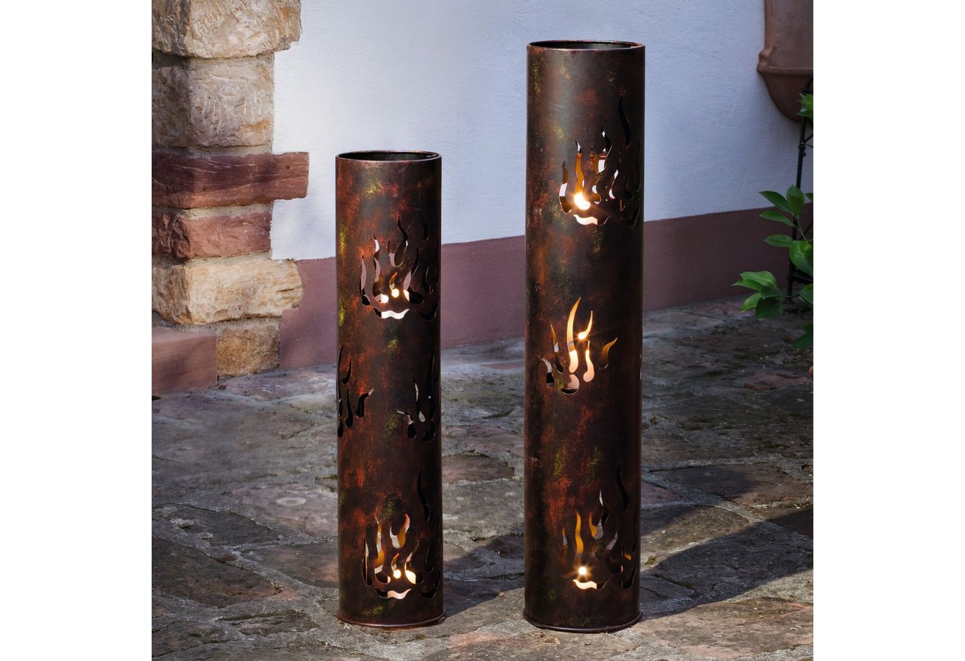 Dekoleidenschaft Bodenwindlicht "Flammen" Windlichtsäule aus Metall in Antik Optik, Outdoor Windlicht (2 St., im Set), 80 + 99 cm hoch, Kerzenständer groß, Dekosäule mit Kerzenhalter Bild 4