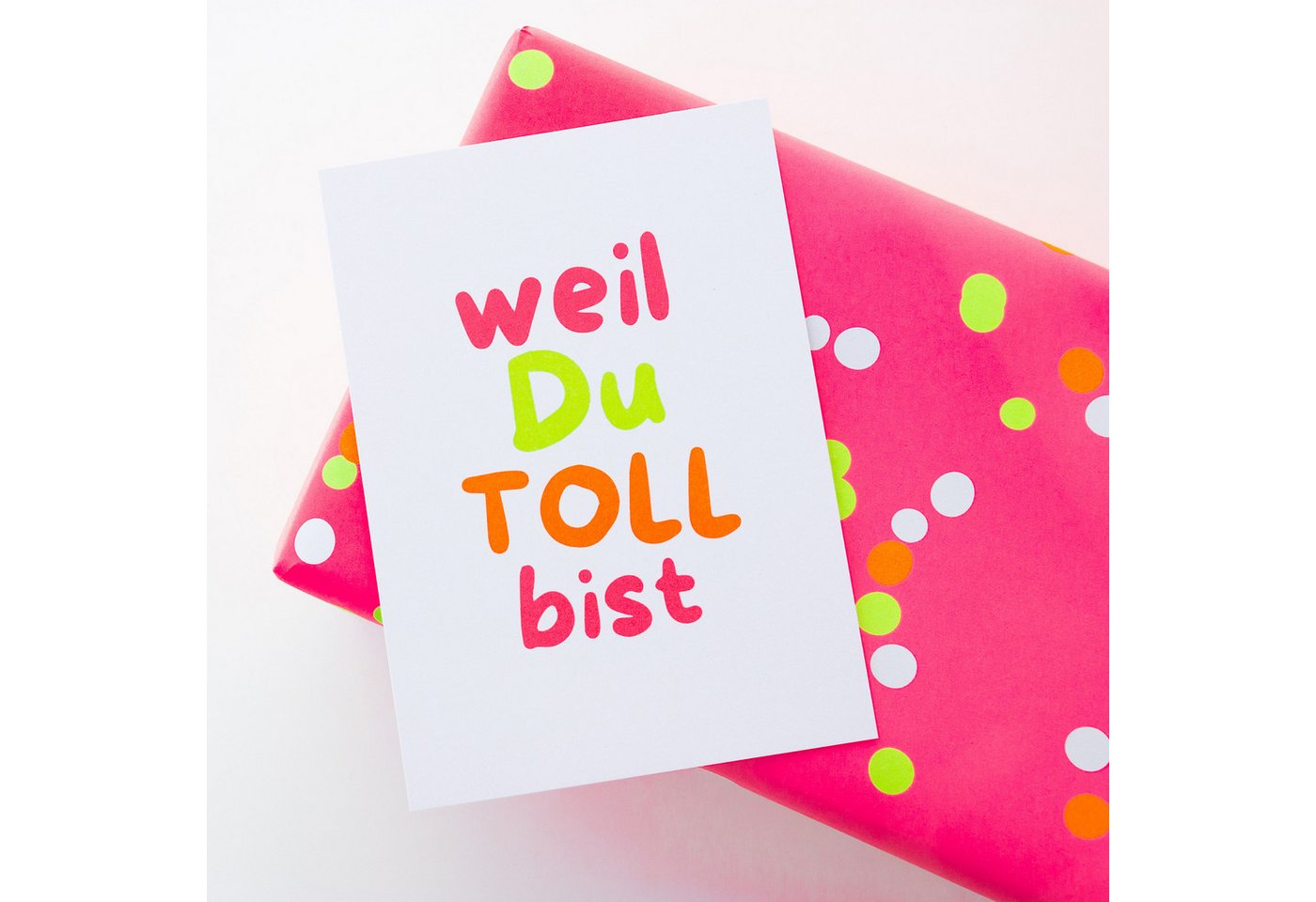 Bow & Hummingbird Postkarte Neon Grußkarte „weil du TOLL bist“ – Moderne Karte mit Kompliment, DIN A6 aus 100% Recyclingpapier