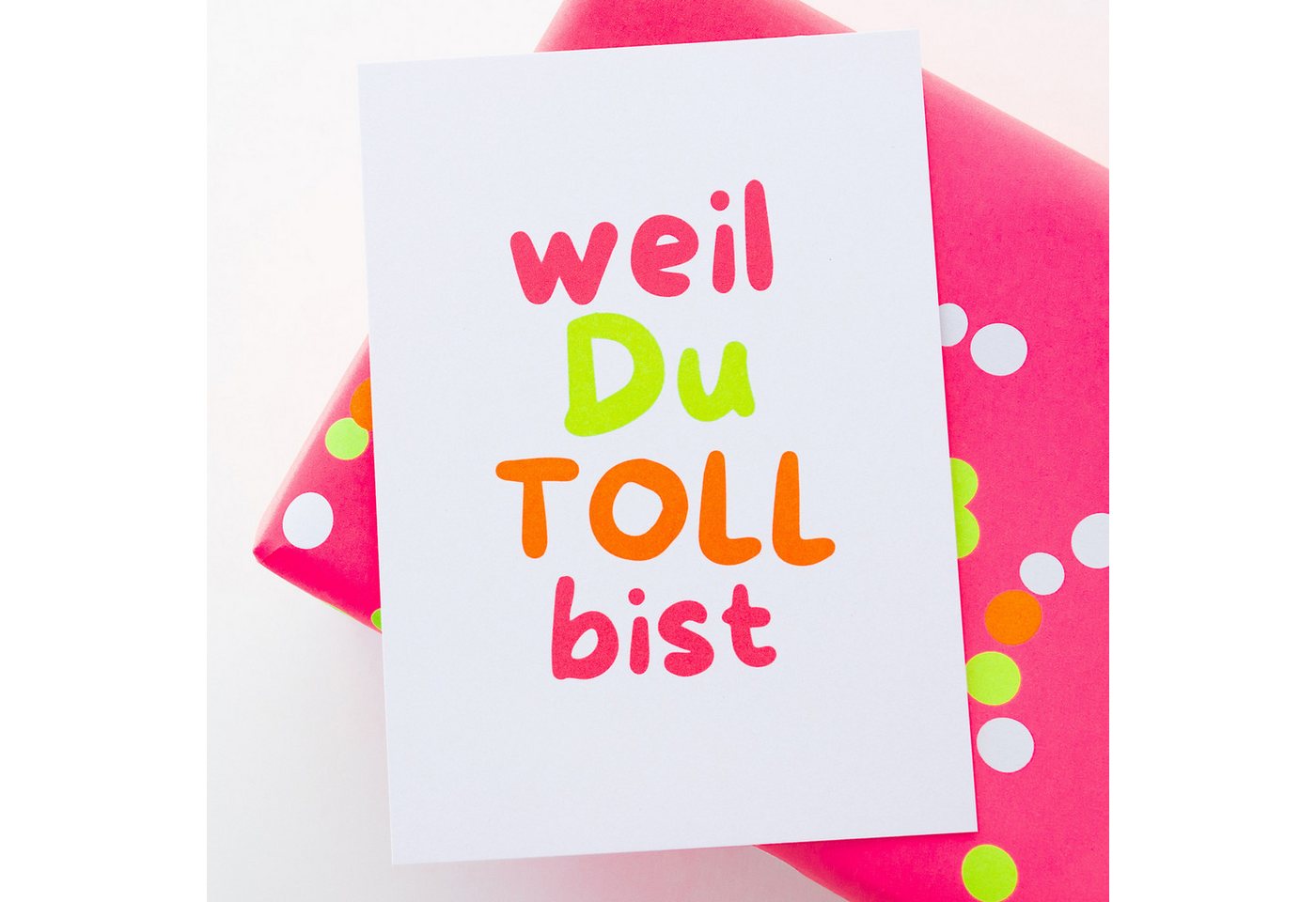 Bow & Hummingbird Postkarte Neon Grußkarte „weil du TOLL bist“ – Moderne Karte mit Kompliment, DIN A6 aus 100% Recyclingpapier Bild 2