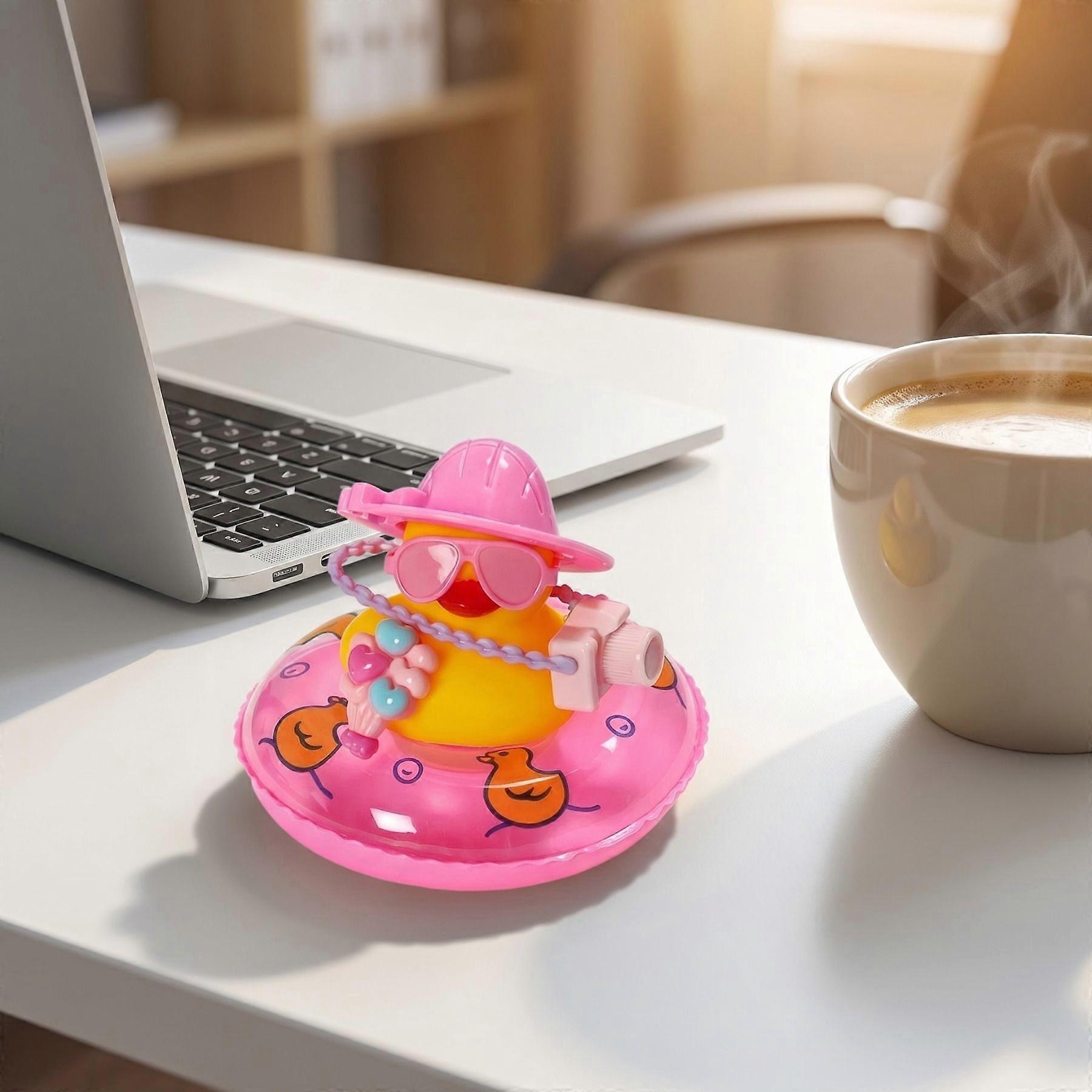 Décoration De Voiture En Forme De Canard En Caoutchouc Mignon Avec Chapeau Rose, Lunettes De Soleil, Appareil Photo Et Bouée Gonflable. Décoration Estivale Pour Tableau De Bord Ou Bureau. Cadeau Amusa