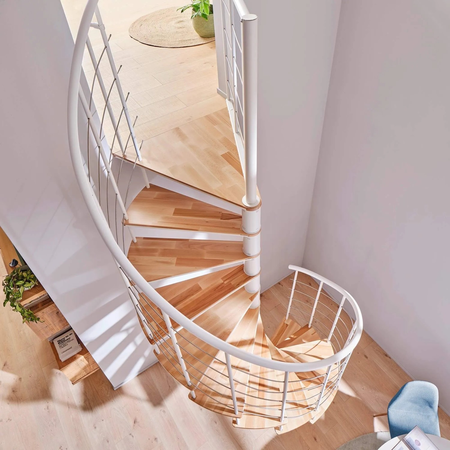 Treppen Intercon Wendeltreppe Select 120 cm Durchmesser 13 Stufen Metallfarbe Polar-Weiß Stufendesign Buche Natur
