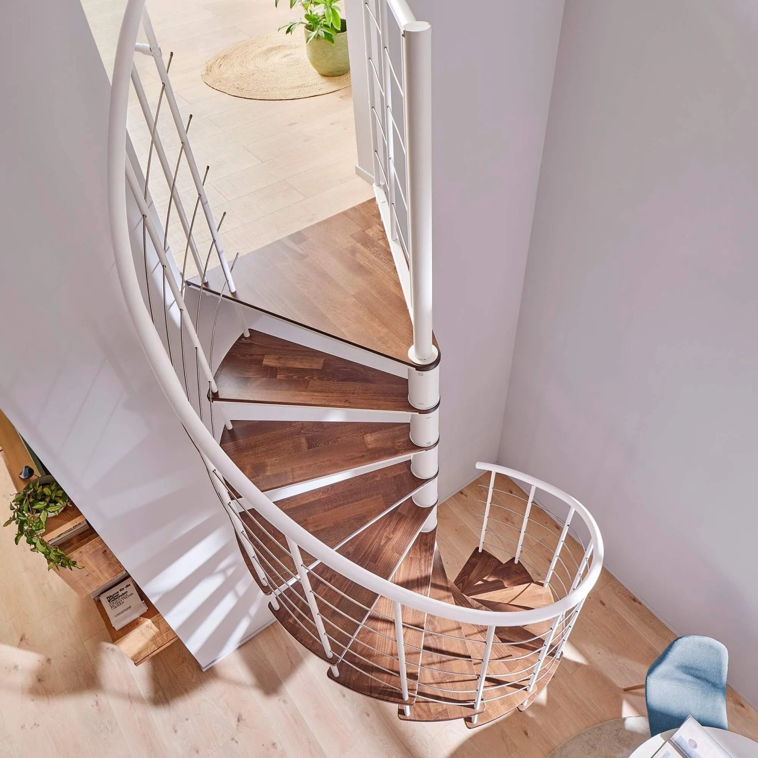 Treppen Intercon Wendeltreppe Select 160 cm Durchmesser 13 Stufen Metallfarbe Polar-Weiß Stufendesign Buche Dunkel