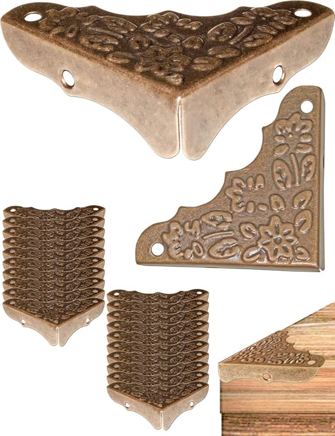Set Aus 20 Antiken Möbelbeschlägen, Ecken- Und Kantenschonern Für Möbel, Aus Gealtertem Messing