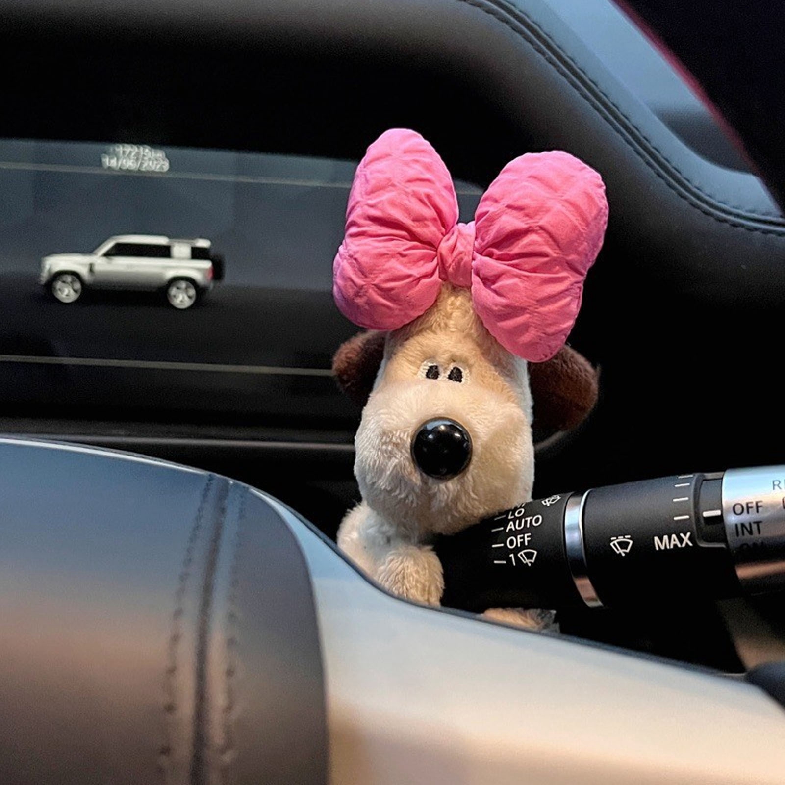 Niedlicher Hundeaufkleber, Dekoratives Plüschtier Fürs Auto, Rotes Interieur-accessoire, Puppenornament Für Rückspiegel Und Armaturenbrett