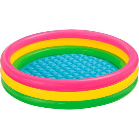 Schwimmbecken Im Schein Der Untergehenden Sonne, Kinderbecken Im Freien, Aufblasbare Pools Im Garten, Bällebecken Im Innenbereich.