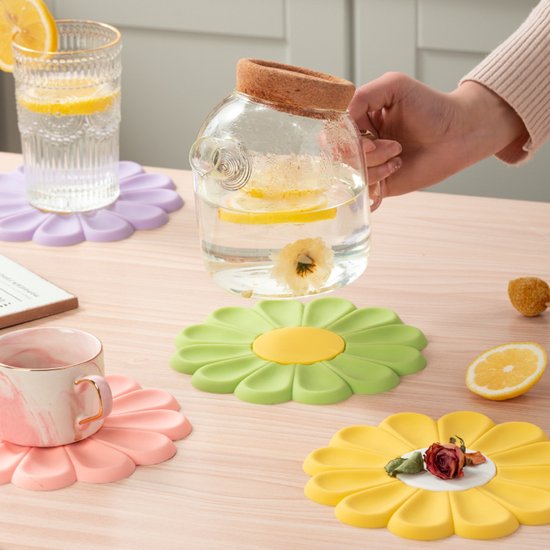 Set Mit 4 Silikon-untersetzern In Blumenform (9,5 Cm), Hitzebeständig Und Rutschfest, In 4 Bunten Farben, Für Gläser, Tassen Und Teekannen