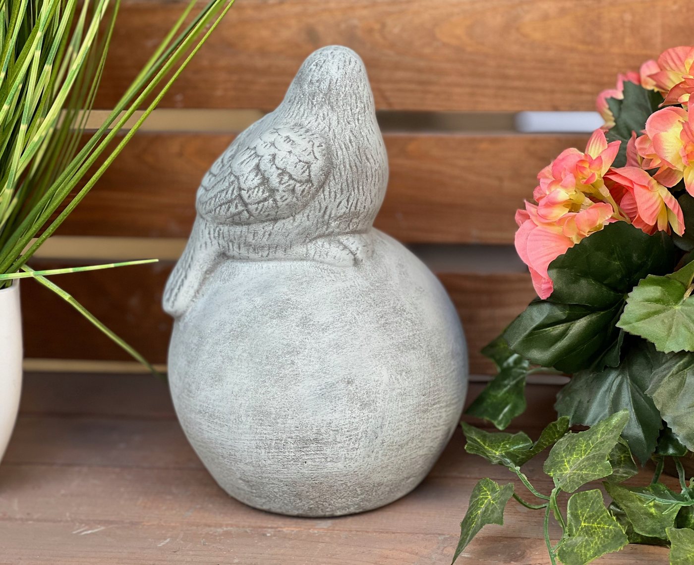 Stone and Style Gartenfigur Frostfeste Steinfigur Vogel auf Kugel Willkommen