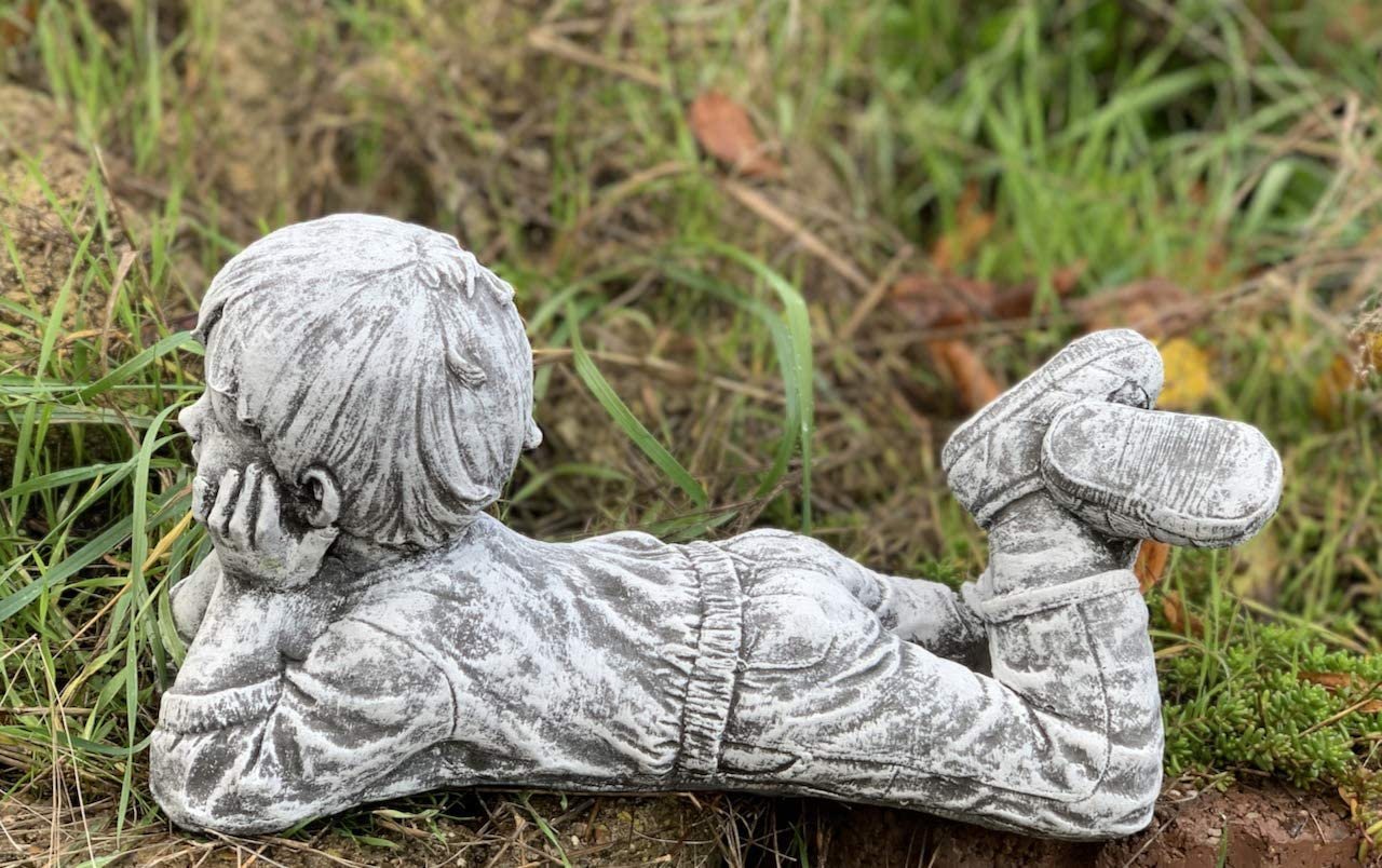 Stone and Style Gartenfigur Frostfeste Steinfigur Junge liegend Bild 3