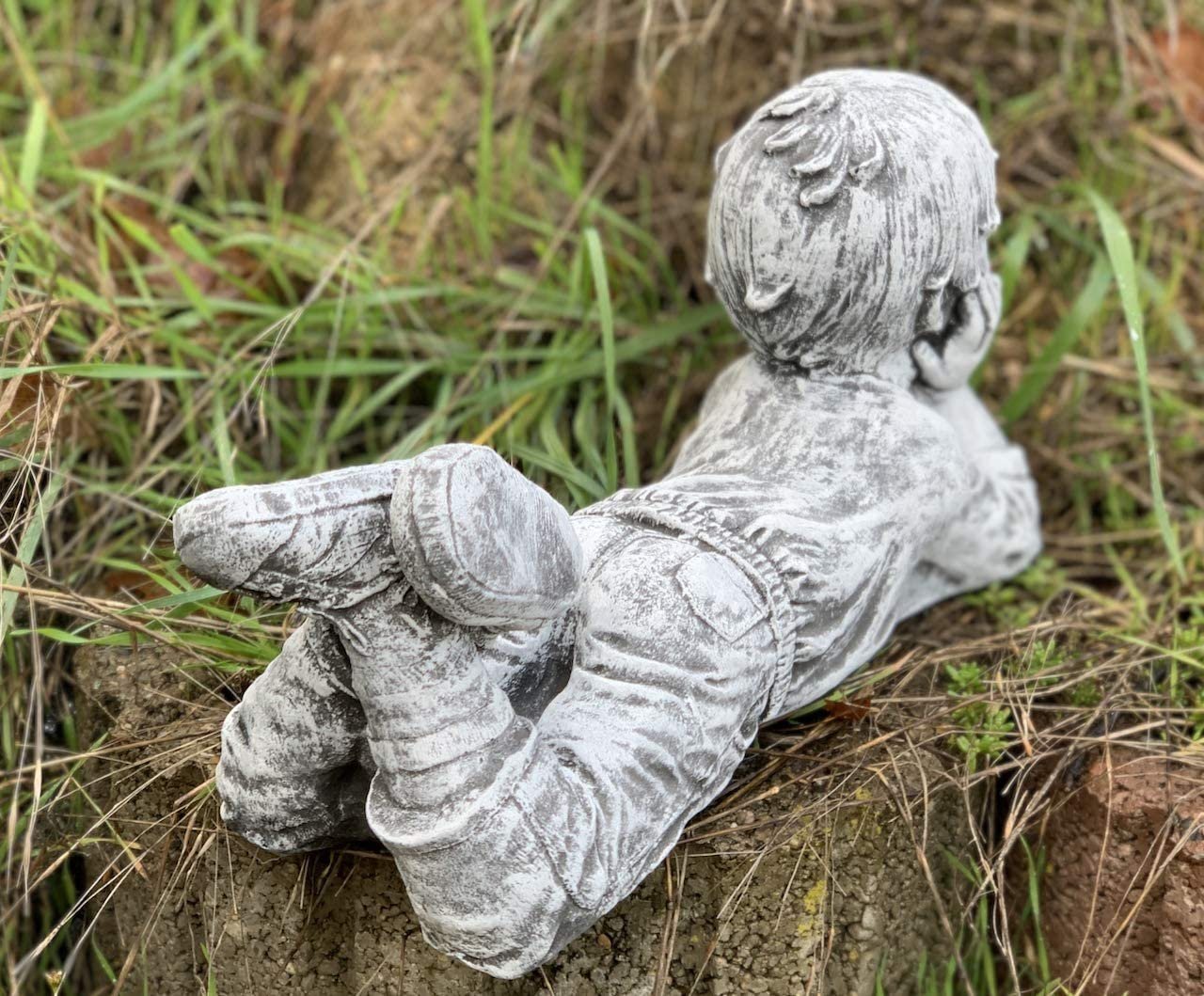 Stone and Style Gartenfigur Frostfeste Steinfigur Junge liegend Bild 4