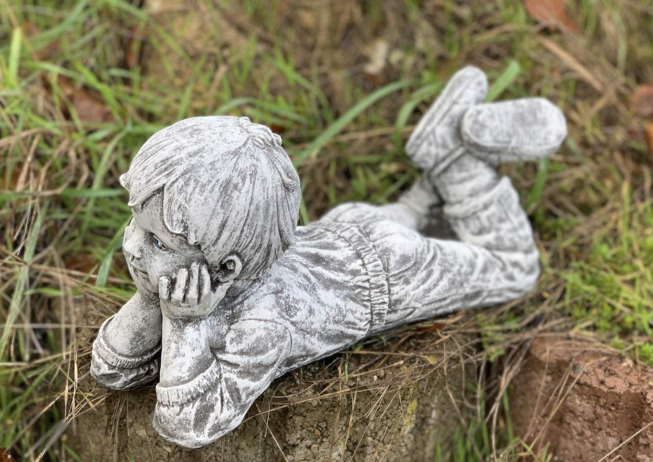 Stone and Style Gartenfigur Frostfeste Steinfigur Junge liegend Bild 5