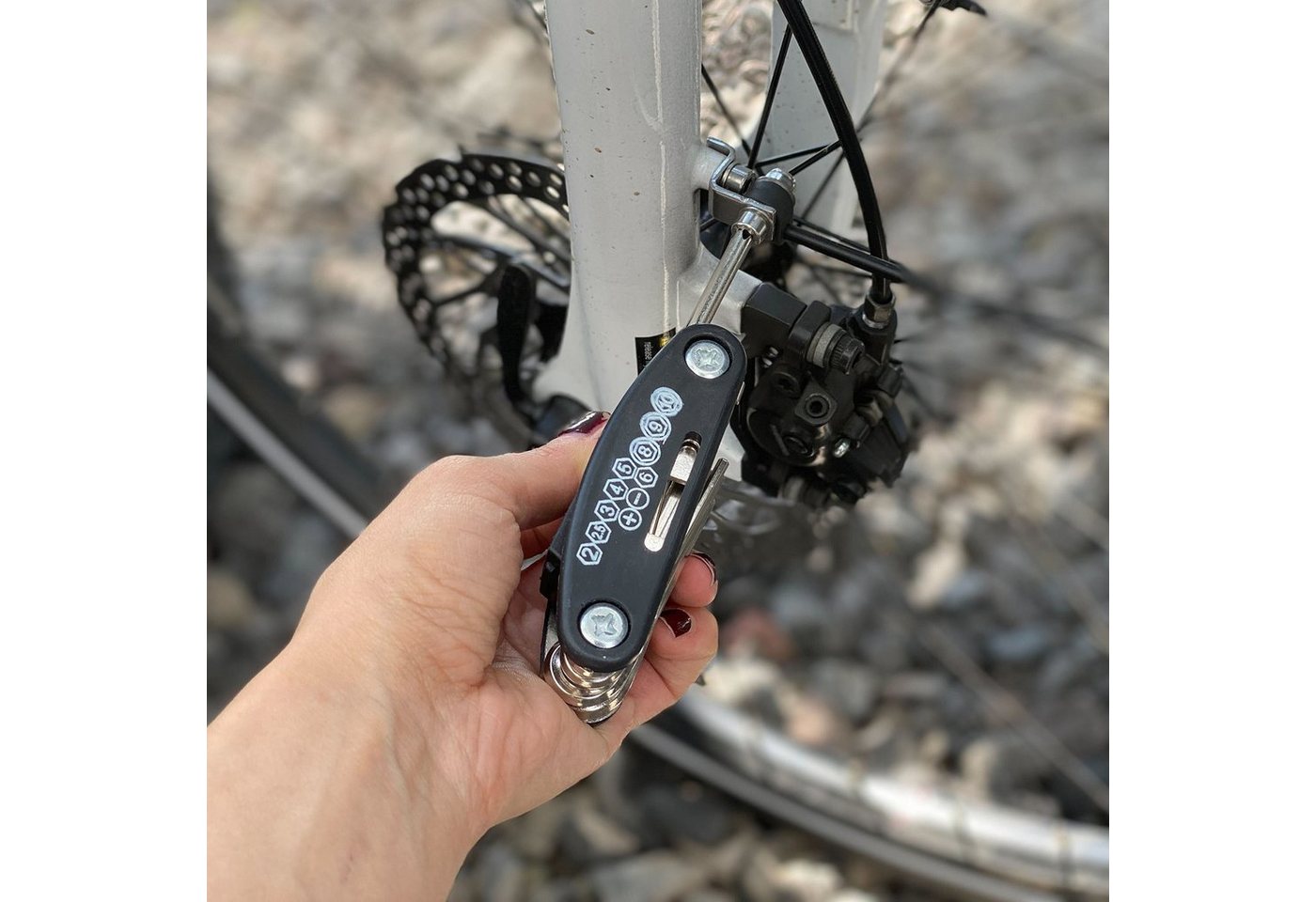 Intirilife Fahrrad-Reparaturset, 1-St., 16 in 1 Reparaturwerkzeug für Fahrrad aus Stahl in Schwarz