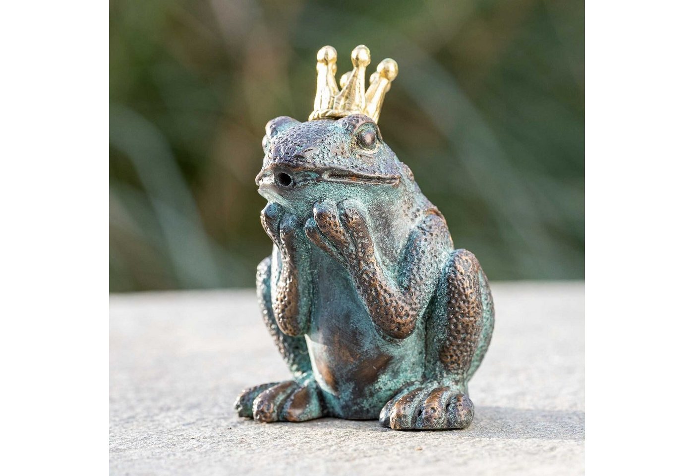 IDYL Gartenfigur Frosch-König wasserspeiend Maße: 9 x 5 x 5 cm, Teichdeko