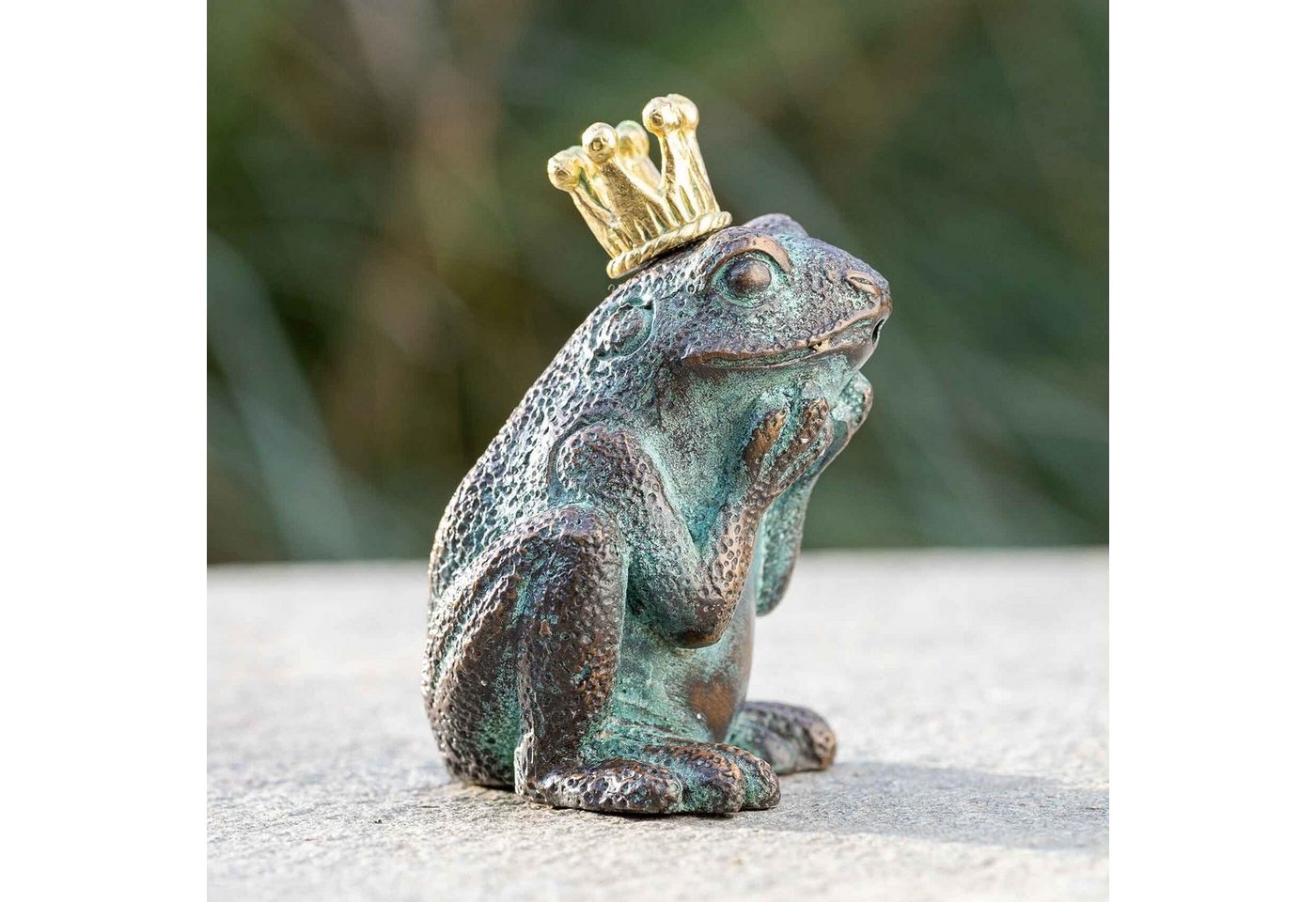 IDYL Gartenfigur Frosch-König wasserspeiend Maße: 9 x 5 x 5 cm, Teichdeko Bild 2