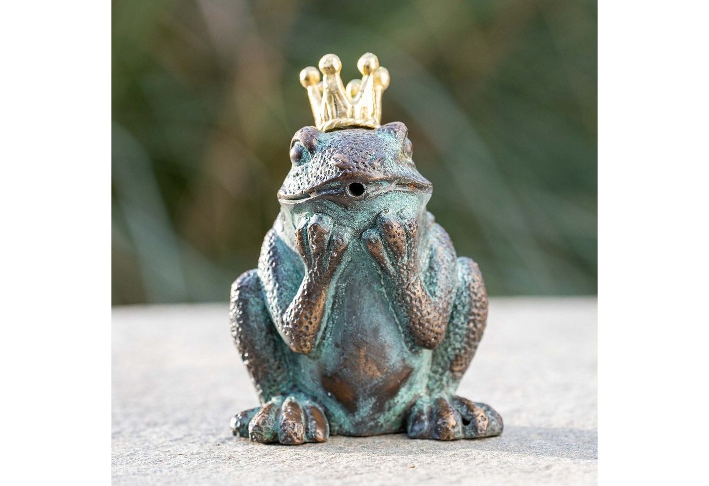 IDYL Gartenfigur Frosch-König wasserspeiend Maße: 9 x 5 x 5 cm, Teichdeko Bild 3