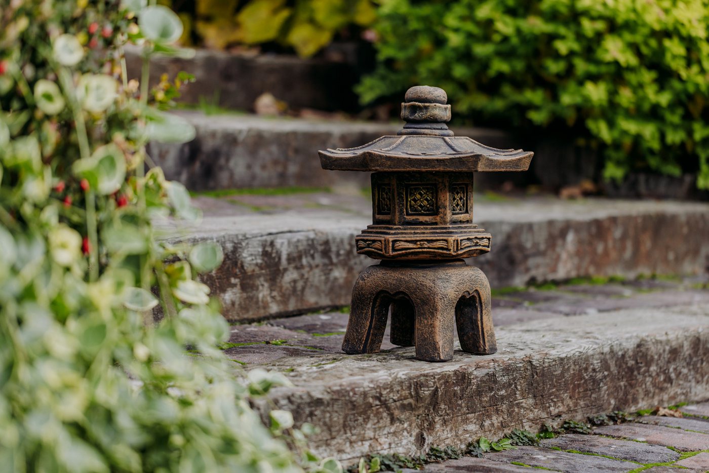 gartendekoparadies.de Gartenfigur Japanische Oki-Gata Steinlaterne, H. 38 cm, 11 kg, Frostsicher Bild 5