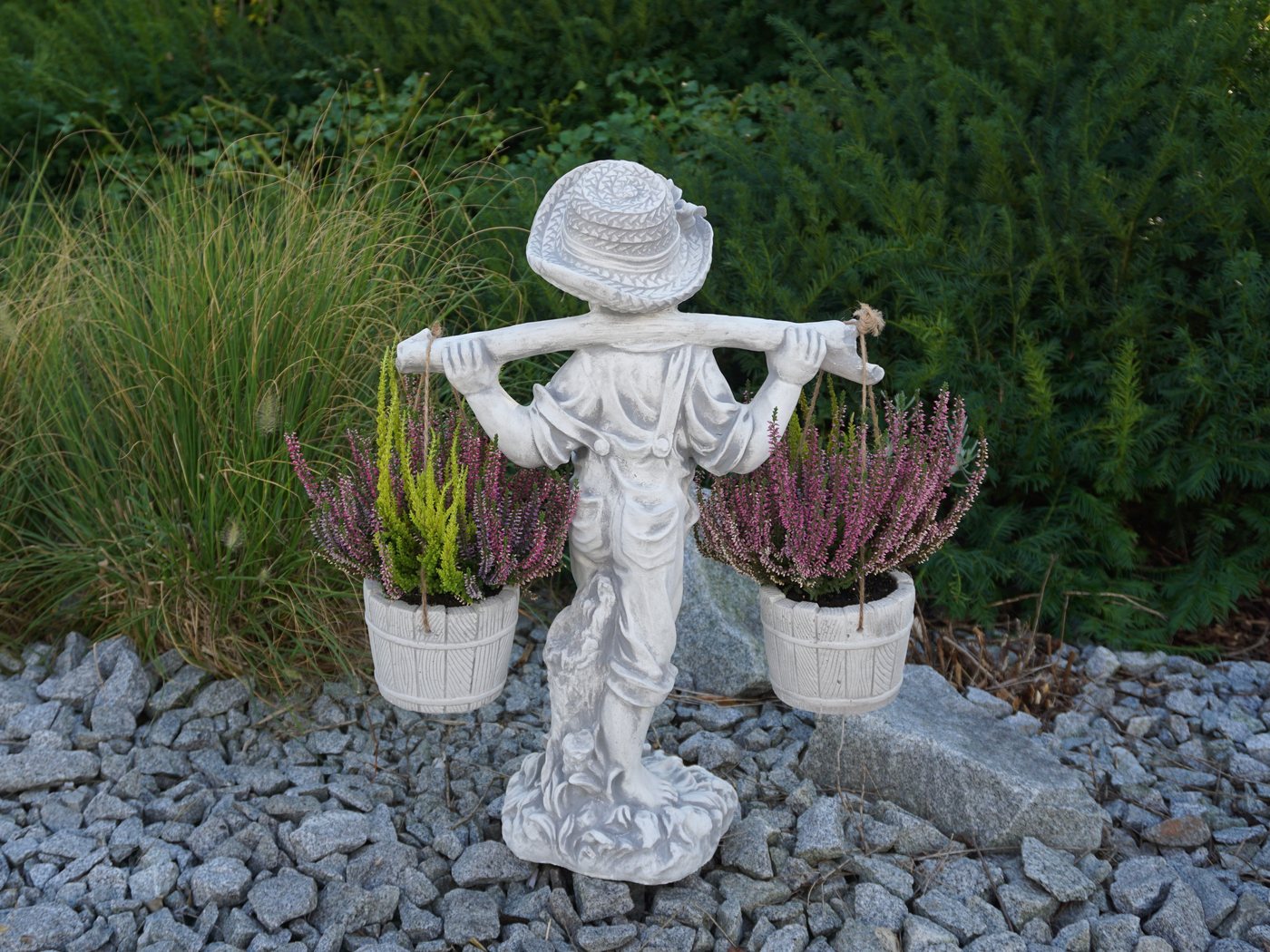 gartendekoparadies.de Gartenfigur Junge mit Blumenampel, Steinfigur H. 60 cm, 20 kg, Frostsicher