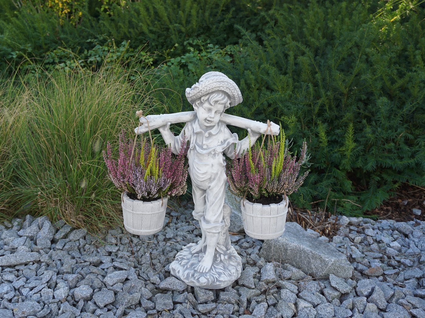 gartendekoparadies.de Gartenfigur Junge mit Blumenampel, Steinfigur H. 60 cm, 20 kg, Frostsicher Bild 2