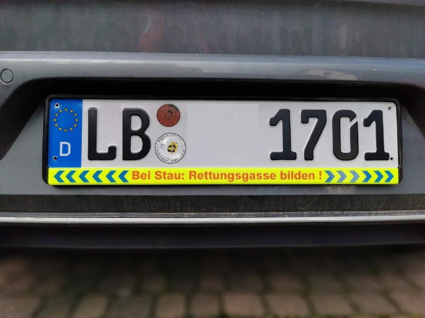 PistolaPeppers Kennzeichenhalter Zwei Stück BEI STAU RETTUNGSGASSE BILDEN 2x Nummernschildhalter Bild 2