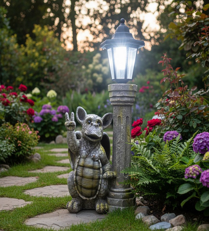 Kremers Schatzkiste Gartenfigur Gartenfigur Drachenkind Peace mit LED Solar Laterne 44 cm Polyresin Bild 3