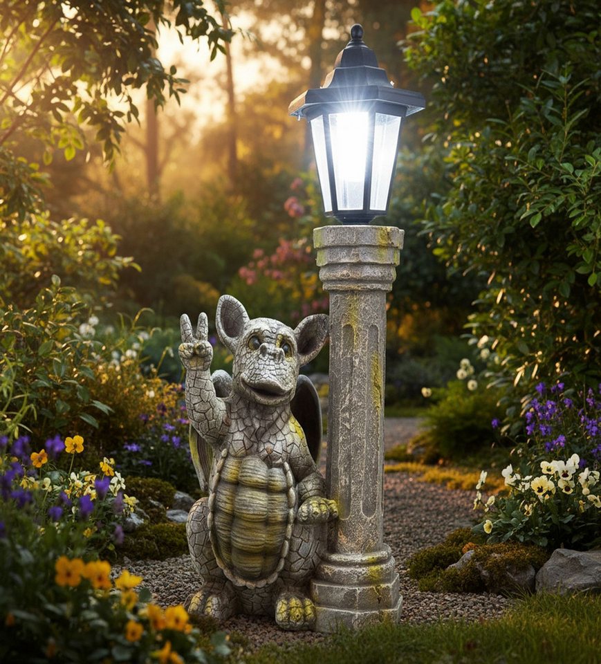 Kremers Schatzkiste Gartenfigur Gartenfigur Drachenkind Peace mit LED Solar Laterne 44 cm Polyresin Bild 4