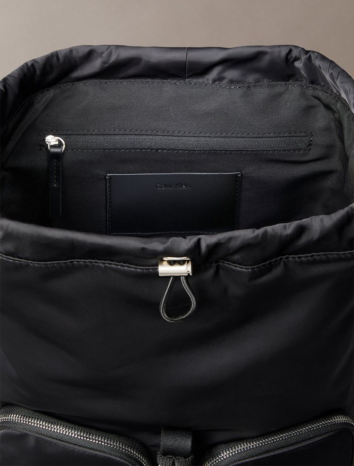 Calvin Klein Rucksack POCKET NYLON FLAP BACKPACK, Freizeitrucksack, Cityrucksack mit zwei Fronttaschen