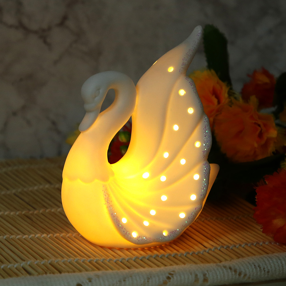 Hübsche, Zierliche Led-schwanenlampe Aus Keramik Für Das Schlafzimmerregal Mit Batterie (b)
