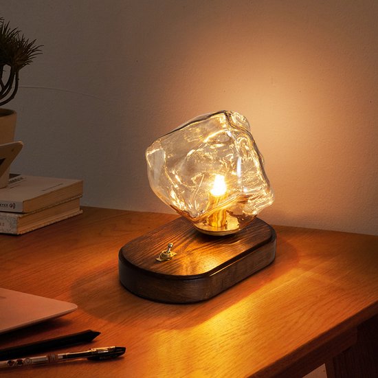 Moderne Wandleuchte Aus Holz Im Mid Century Stil Mit Rauchfarbenem Glas Und Einem Bernsteinfarbenen, Eiswürfelförmigen Glasschirm. Für Flur, Wohn