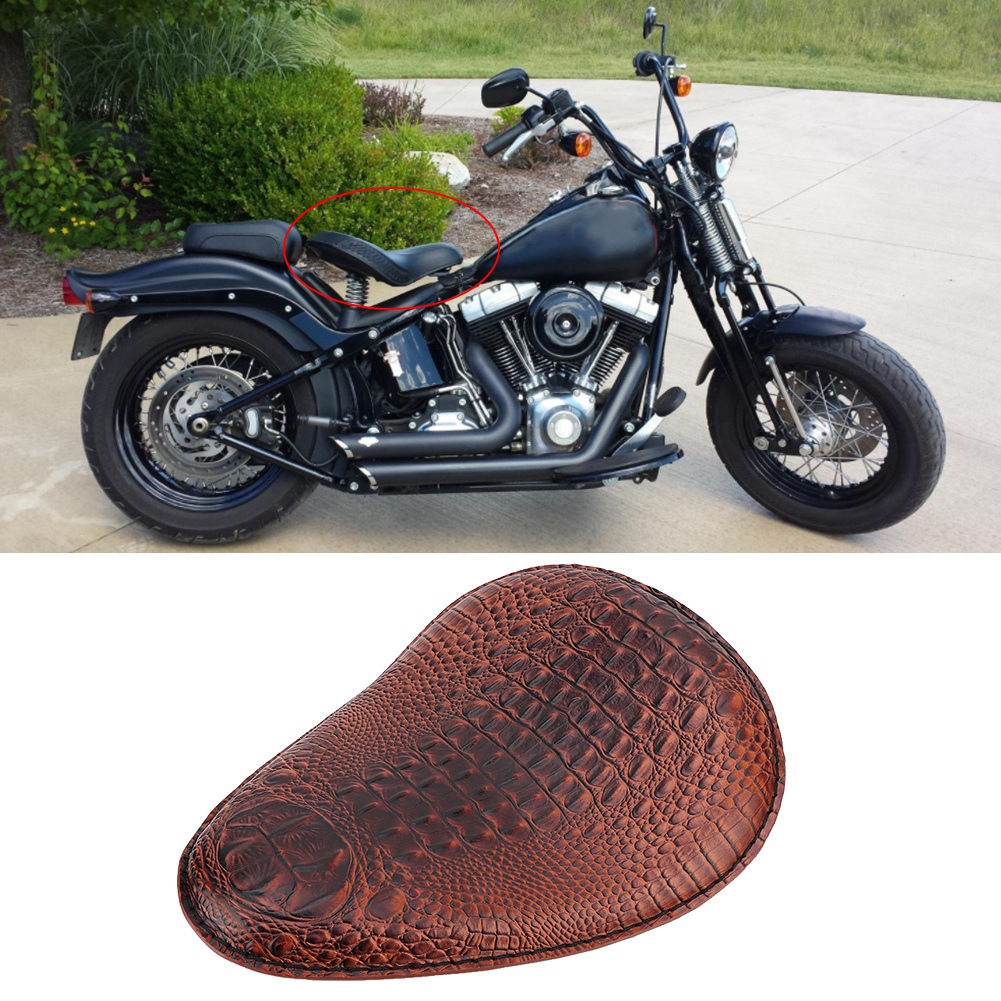 Federstütze Aus Leder Für Motorräder, Braun Getönt, Krokodilmuster, Robuste Befestigung, Personalisiertes Accessoire.
